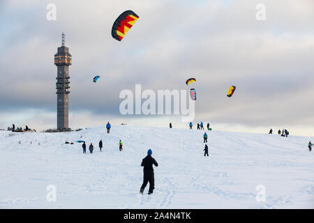 Les gens le ski et le parapente en hiver, Gardet, Stockholm, Suède Banque D'Images