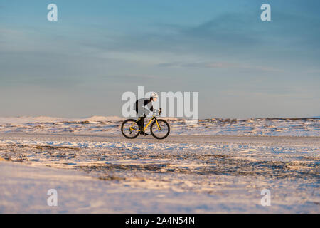 Vélo homme at winter Banque D'Images