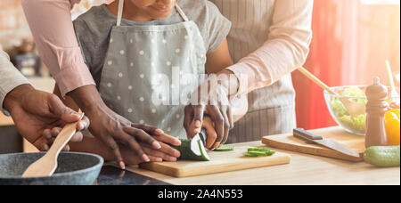 Mère et fille pour la salade de concombre coupe Banque D'Images