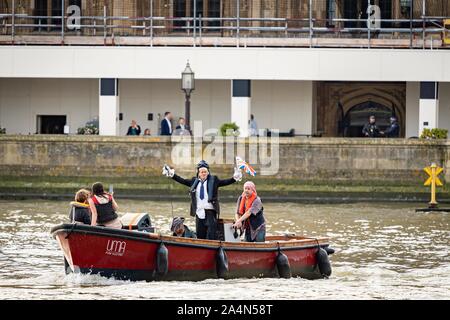 Londres, Royaume-Uni. 15 Oct, 2019. Rébellion Extinction protestataires sur un bateau près de Westminster Bridge avec un imitateur de Boris Johnson à Londres, au Royaume-Uni. Crédit : Vladimir Morozov/akxmedia. Crédit : Vladimir Morozov/Alamy Live News Banque D'Images