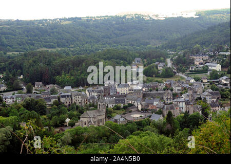 Village de Murol en vue aérienne dans le département Puy de Dome Banque D'Images