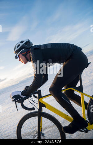 Vélo homme at winter Banque D'Images