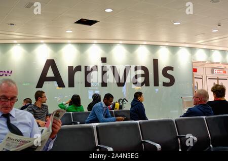 'Grand signe des arrivées dans l'Aérogare 3 hall des arrivées de l'aéroport Heathrow de Londres, Angleterre, Royaume-Uni Banque D'Images