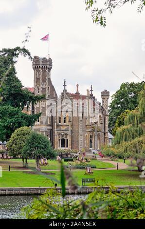 L'extérieur de l'Oakley Court hotel de luxe sur la Tamise à Bray Berkshire England UK Banque D'Images