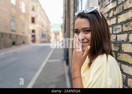 Portrait of smiling teenage girl Banque D'Images