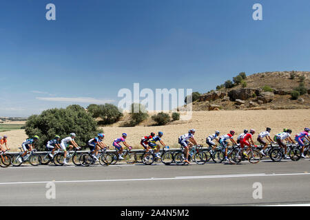 Le peloton à travers de la Sierra de Los Monegros lors de l'étape de la Vuelta 2012 entre Huesca et Motorland Aragón (Alcaniz).Août 24,2012. (AL Banque D'Images