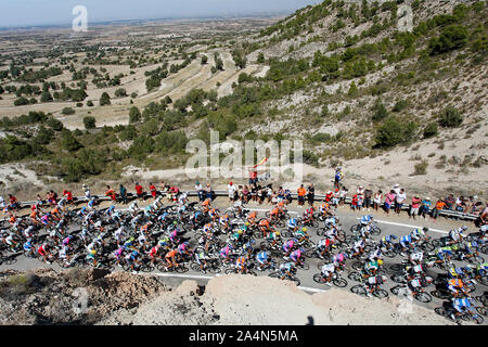 Le peloton à travers de la Sierra de Los Monegros lors de l'étape de la Vuelta 2012 entre Huesca et Motorland Aragón (Alcaniz).Août 24,2012. (AL Banque D'Images