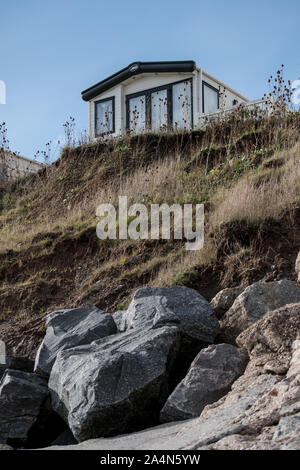 Avis de vacances home caravane très près du bord de la falaise en Hornsea, montrant l'exemple de l'érosion côtière de Boulder Clay Banque D'Images