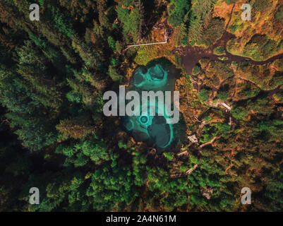 Geyser (bleu, argent) Lake avec des sources thermales Banque D'Images