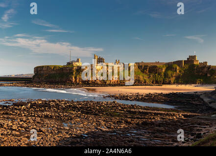 Tynemouth Castle & Prieuré en été donnant sur King Edward's Bay, de Tynemouth, Tyne et Wear, Angleterre, Royaume-Uni Banque D'Images