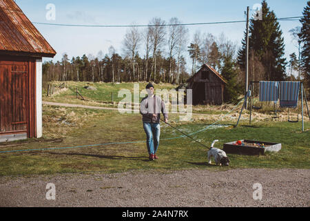Homme chien marche Banque D'Images