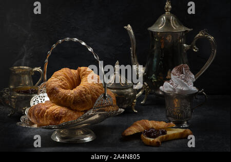 Petit-déjeuner anglais de croissants, de café et de confiture Banque D'Images