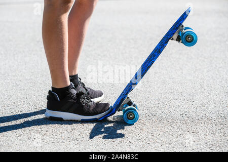 Boy skateboarding sur route Banque D'Images