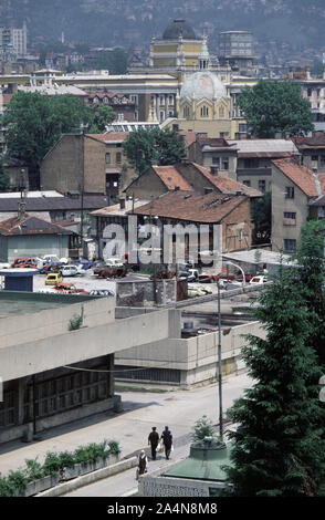 5 juin 1993 pendant le siège de Sarajevo : la vue au nord-est de l'Stolačka Street vers le dôme vert de l'Académie des beaux-arts (anciennement l'église évangélique. Au-delà de l'église est la faculté de droit de l'Université de Sarajevo et la tour carrée de l'Vakuf Skyscraper (connu localement comme le gratte-ciel de la TCA). Banque D'Images