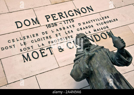 Statue de moine Dom Perignon, à l'entrée de la maison de champagne Moët & Chandon à Epernay, France Banque D'Images