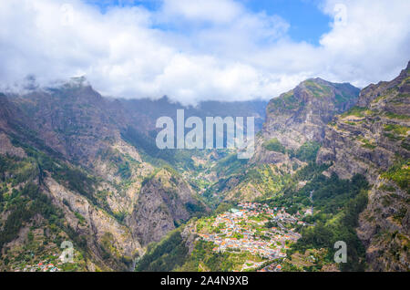 Amazing Curral das Freiras, connu sous le nom de vallée des nonnes à Madère, au Portugal. Beau village entourée de rochers et de montagnes. Paysage portugais. Nuages dans la vallée. Destination touristique. Banque D'Images