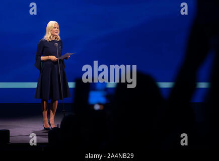 15 octobre 2019, Hessen, Frankfurt/Main : La Princesse héritière Mette-Marit de Norvège récite un poème lors de la cérémonie d'ouverture de la foire du livre de Francfort. Photo : Frank Rumpenhorst/dpa Banque D'Images