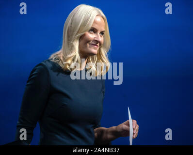 15 octobre 2019, Hessen, Frankfurt/Main : La Princesse héritière Mette-Marit de Norvège récite un poème lors de la cérémonie d'ouverture de la foire du livre de Francfort. Photo : Frank Rumpenhorst/dpa Banque D'Images