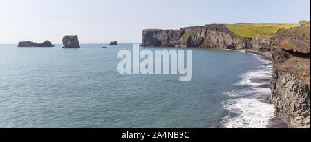 Vue sur les falaises de Dyrhólaey la célèbre plage noire de l'Islande, Reynisfjara qui jouit Banque D'Images