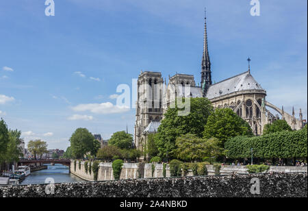 Une photo de la Cathédrale Notre-Dame comme vu à partir d'un pont voisin (Paris). Banque D'Images