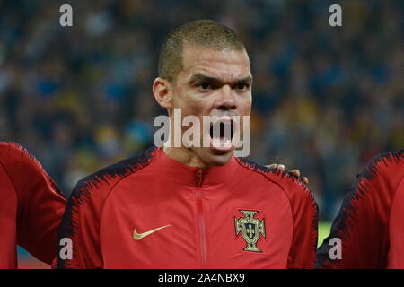 Kiev, Ukraine. 14Th Oct, 2019. Kiev, UKRAINE - le 14 octobre 2019 : Portugal's Pepe avant le match entre l'Ukraine et le Portugal au stade olympique de Kiev (Photo par Aleksandr Goussev/Pacific Press) Credit : Pacific Press Agency/Alamy Live News Banque D'Images