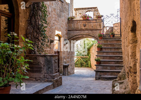 Anciennes rues de la ville en train de mourir en Italie, Civita di Bagnoregio, lazio, Italie. Banque D'Images