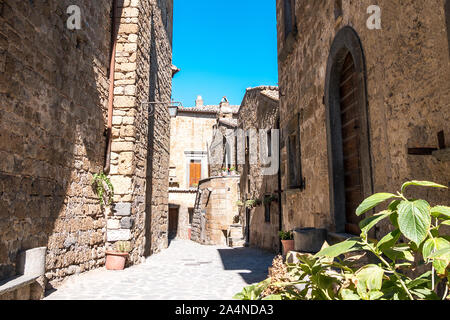 Anciennes rues de la ville en train de mourir en Italie, Civita di Bagnoregio, lazio, Italie. Banque D'Images