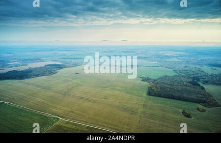 Aérienne spectaculaire paysage de champ vert vue de drones Banque D'Images