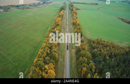 Train en vue de fer au-dessus de drone. Thème du fret routier ferroviaire Banque D'Images