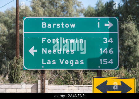 L'autoroute fléchage directionnel Barstow, aiguilles ou Las Vegas dans le désert de Mojave en Californie. Banque D'Images