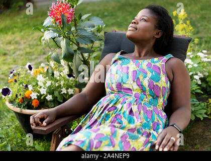 Woman in garden Banque D'Images