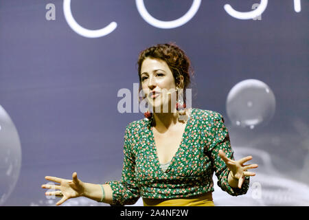 Astrophysicien, Emma Osborne une conférence intitulée "Le voyage dans le temps pour les débutants', sur le Cosmos, au New Scientist Live 2019 Banque D'Images