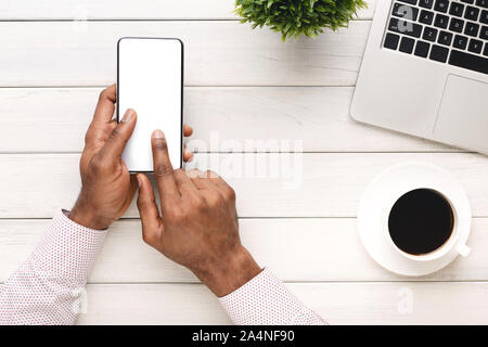 À l'aide de l'employé Noir Smartphone avec écran vide pendant pause café Banque D'Images