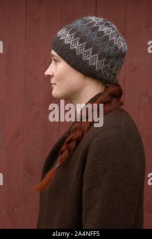 Femme portant manteau brun et wooly hat Banque D'Images