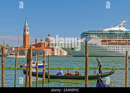 Bateau de croisière 'Rhapsody de la mer' en passant le long du canal Giudecca à travers la lagune de Venise à Venise, Italie. Banque D'Images