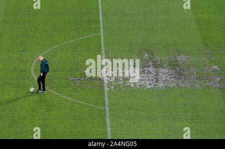 Szymon arbitre Marciniak inspecte le pitch de l'avant de la Suisse / République de l'Irlande, l'UEFA Euro 2020 match de qualification au stade de Geneve, Genève. Banque D'Images