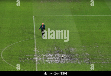 Szymon arbitre Marciniak inspecte le pitch de l'avant de la Suisse / République de l'Irlande, l'UEFA Euro 2020 match de qualification au stade de Geneve, Genève. Banque D'Images