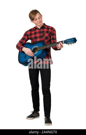 Portrait de l'adolescent garçon fier de jouer sur la guitare acoustique isolated over white background. Les leçons de musique pour les étudiants. Wan talent Banque D'Images