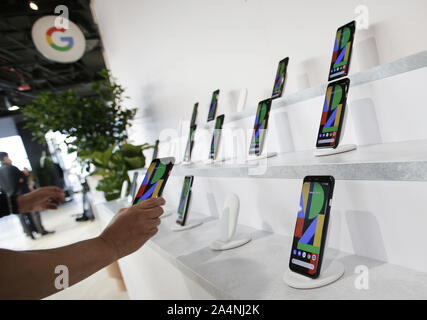 New York, États-Unis. 15 Oct, 2019. Le nouveau pixel 4 téléphone est exposé au faite par Google 19 produit Google lancement le mardi 15 octobre, 2019 à New York. Photo de John Angelillo/UPI UPI : Crédit/Alamy Live News Banque D'Images