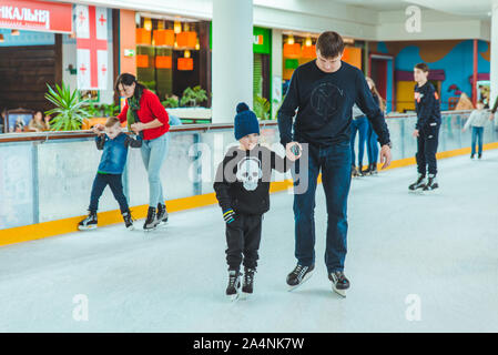 LVIV, UKRAINE - 3 Février 2019 : comment patiner sur glace ski Banque D'Images