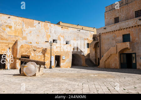 Cour du château en Angevine-Aragonese la vieille ville de Gallipoli, Puglia (Pouilles) dans le sud de l'Italie Banque D'Images