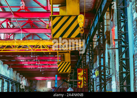 L'intérieur d'un grand bâtiment industriel ou d'usine avec des constructions en acier Banque D'Images