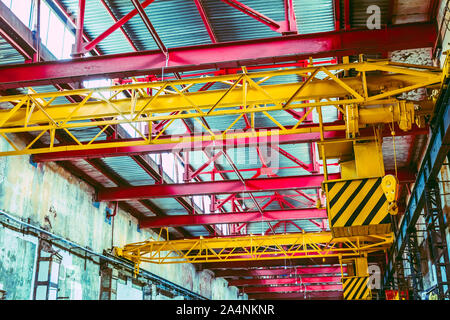 L'intérieur d'un grand bâtiment industriel ou d'usine avec des constructions en acier Banque D'Images