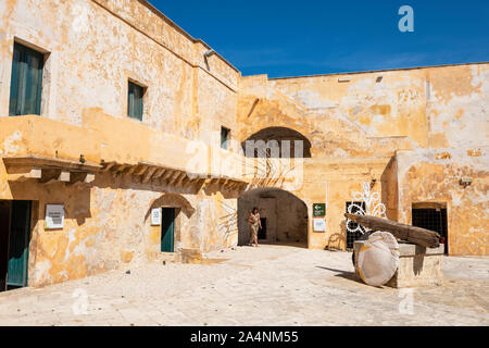 Cour du château en Angevine-Aragonese la vieille ville de Gallipoli, Puglia (Pouilles) dans le sud de l'Italie Banque D'Images