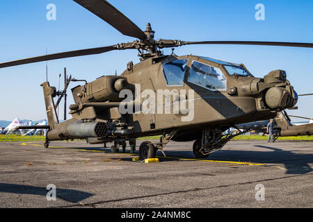 Sliac / Slovaquie - Août 3, 2019 : United States US Army Boeing AH-64E Apache Guardian 17-03147 statique affichage à l'hélicoptère d'attaque slovaque SIAF Intern Banque D'Images