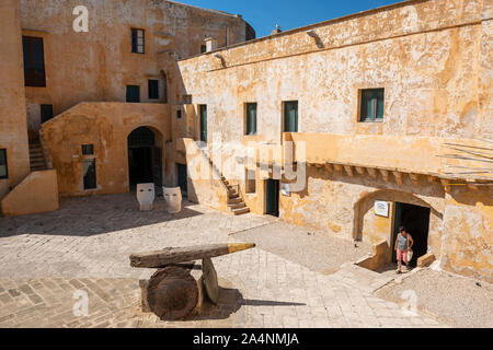 Cour du château en Angevine-Aragonese la vieille ville de Gallipoli, Puglia (Pouilles) dans le sud de l'Italie Banque D'Images