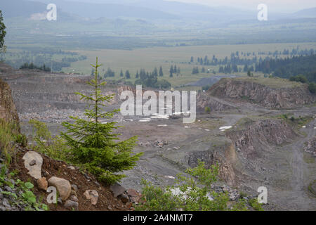 Vue depuis un col sur une vallée au-dessous de la province d'Hargitha, Roumanie Banque D'Images