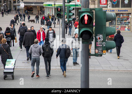 Passage piétons, passage piétons, feux piétons sur le rouge, les passants encore traverser la chaussée, Essen, Banque D'Images