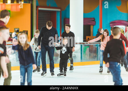 LVIV, UKRAINE - 3 Février 2019 : comment patiner sur glace ski Banque D'Images