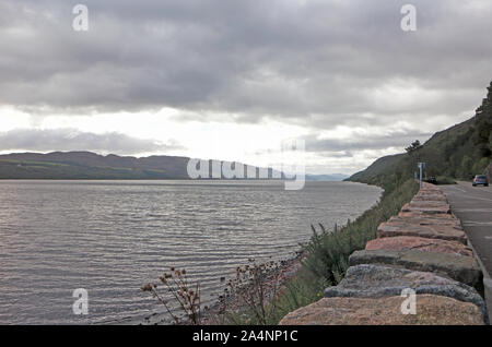 Une vue sur le Loch Ness sur une journée d'octobre de l'A82 Road dans la région de Grampian, Ecosse, Royaume-Uni, Europe. Banque D'Images